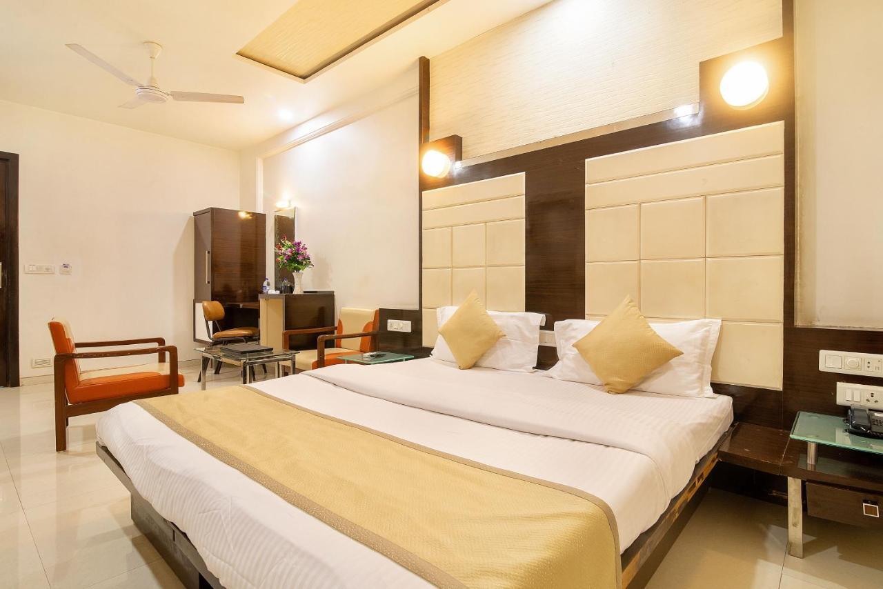 Hotel Satkar Σουράτ Εξωτερικό φωτογραφία